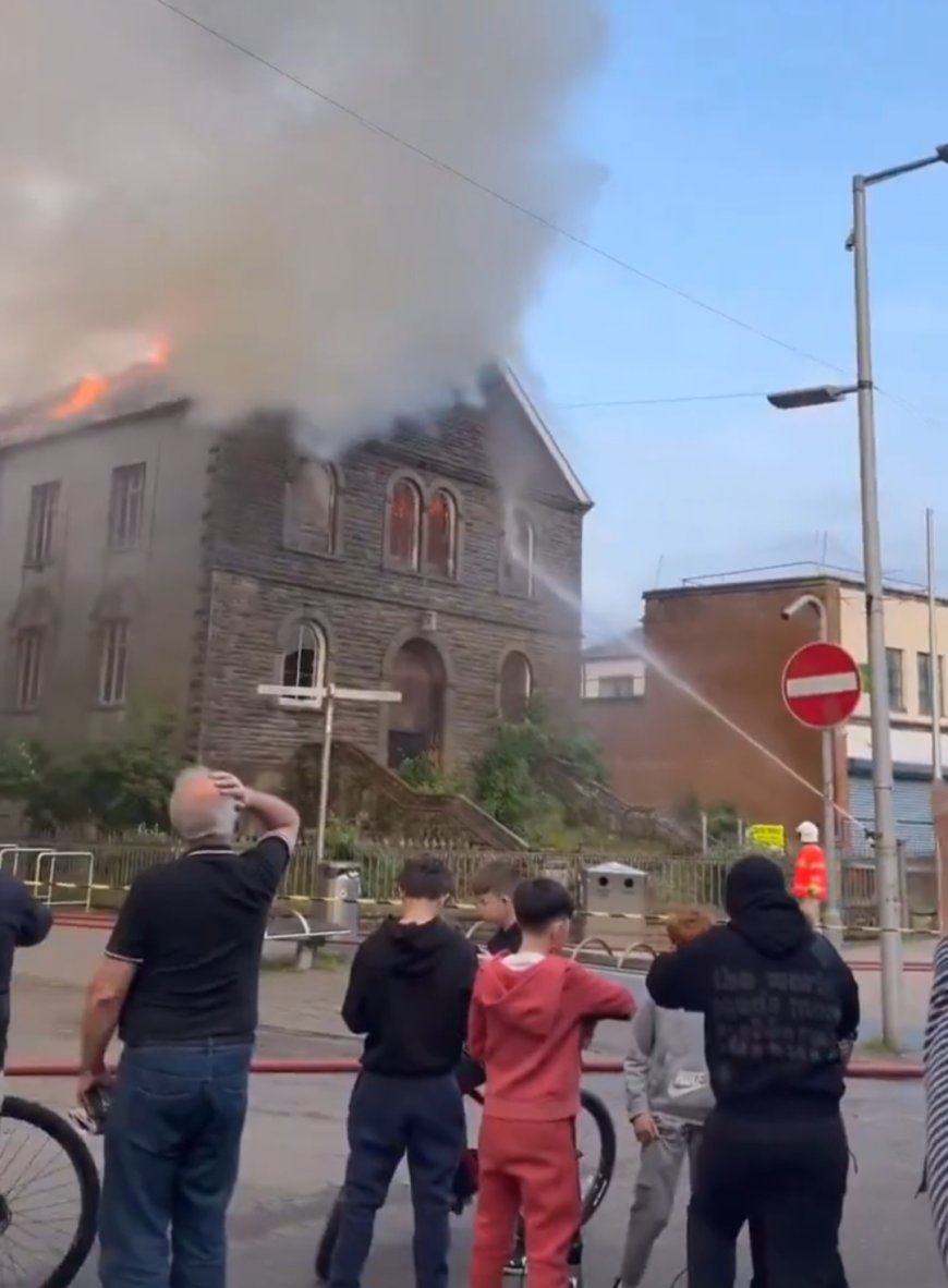 Brand in Kerk in Wales: Twee Pakistaanse Migranten Aangehouden (video)